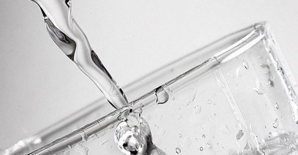 Water drinken met essentiële oliën